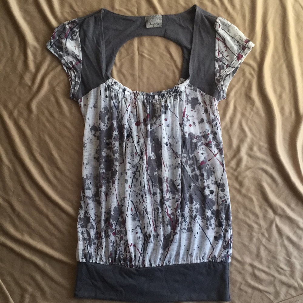 Light weight tank top with plaint-splatter pattern